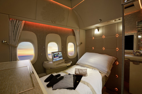 „First Class Private Suite inspired by Mercedes-Benz“ in einer Boeing 777 von Emirates Airline.
