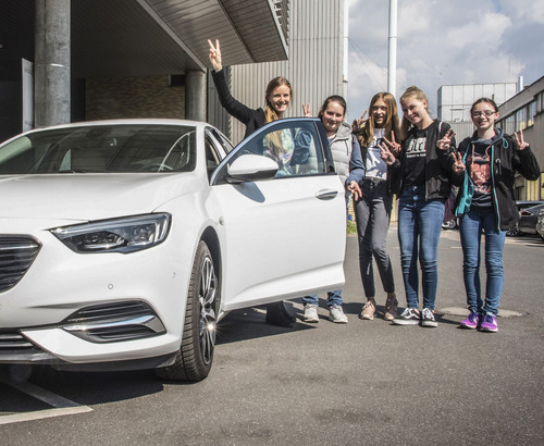 Fix was los: 300 Schülerinnen machten sich am Girls‘ Day einen Eindruck von Opel und den neuesten Produkten wie hier dem Insignia.