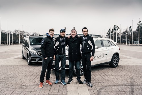 Florain Ambrosius, Timo Bracht, Sean Fitzpatrick und Manuel Reuter mit den Mercedes-Benz Fahrzeugen der „Laureus Sport For Good“-Tour vor dem Olympiastadion in Berlin.