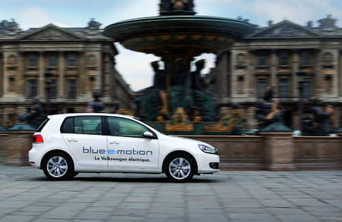 Flottenversuch: Volkswagen Golf Blue-e-Motion in Paris.