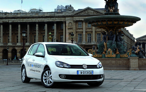 Flottenversuch: Volkswagen Golf Blue-e-Motion in Paris.