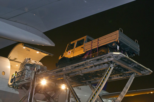 Flutkatastrophe Thailand: Daimler hilft mit zwei Unimog-Fahrzeugen in Thailand. Während der Verladung mit Thai-Cargo am Frankfurter Flughafen.