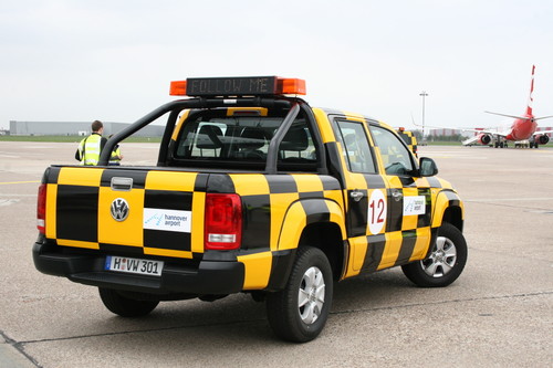Follow me: Der Flughafen Hannover erhielt einen Volkswagen Amarok als neues Fahrzeug für das Rollfeld.