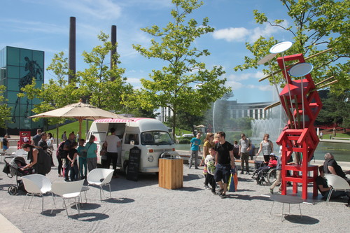 Foodmobile in der Autostadt: „Eisbus“ auf der Piazza.