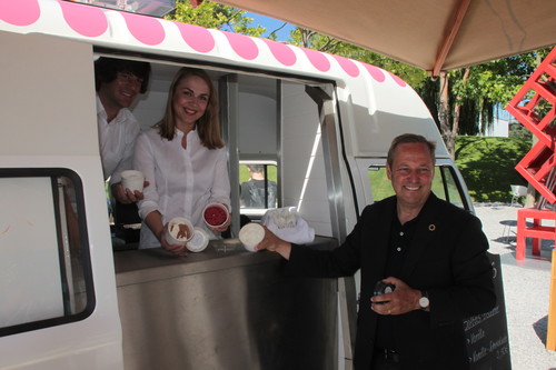 Foodmobile in der Autostadt: Thorsten Pitt am „Eisbus“.