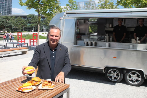 Foodmobile in der Autostadt: Thorsten Pitt präsentiert die Speisen des „Airstream&quot;.