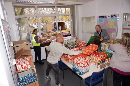 Ford-Beschäftigte sammelten wieder Weihnachtspäckchen für benachteiligte Kinder in Osteuropa.