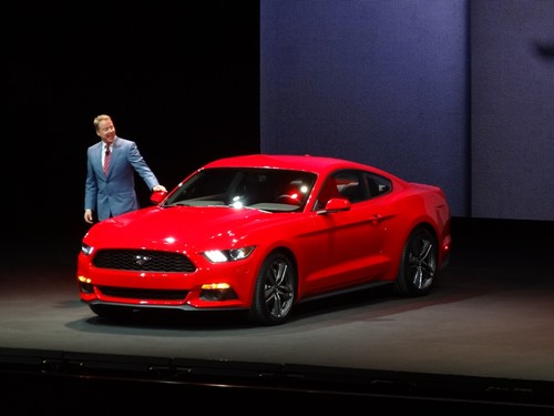 Ford blickt in die Zukundt: Bill Ford und sein neuer Mustang.