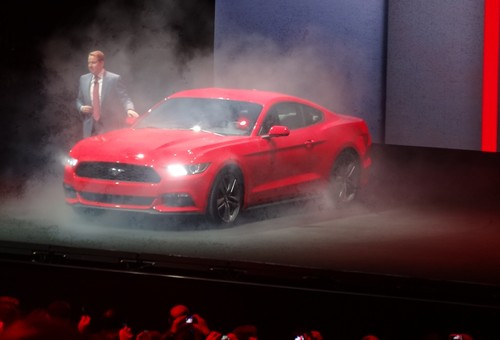 Ford blickt in die Zukunft: Bill Ford und der Ford Mustang im üblichen Bühnennebel.