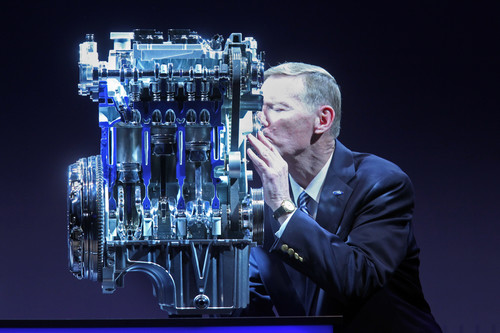 Ford-Chef Alan Mulally begrüßt 2012 den ersten Ein-Liter-Dreizylinder.