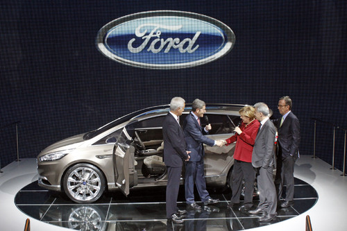 Ford-Chef Bernhard Mattes (3.v.l.) begrüßt Bundeskanzlerin Angela Merkel (3.v.r.) am S-Max Concept.