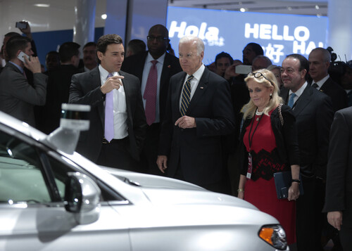 Ford-Chef Mark Fields zeigt Joe Biden den Ford Fusion.