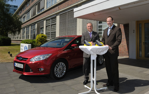 Ford-Europachef Stephen Odell, Chairman und Euro-NCAP-Präsident  Dr. Andre Seeck bei der Übergabe der zwei Sonderauszeichnungen für den neuen Ford Focus.