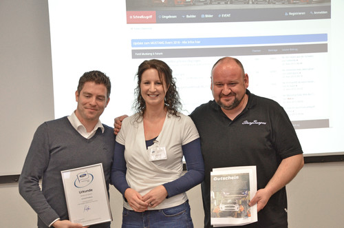 Ford-Fan-Award 2017: Jurorin Andrea Schmidt überreicht die Auszeichnung an Tim Selten (links) und Jochen Weisgerber (rechts) vom Mustang6.de-Forum.