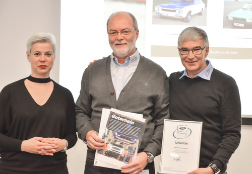 Ford-Fan-Award 2017: Ute Mundolf (Ford) überreicht die Auszeichnung an Frank Lehmann und Anton Feßler vom Capri-Club Deutschland.
