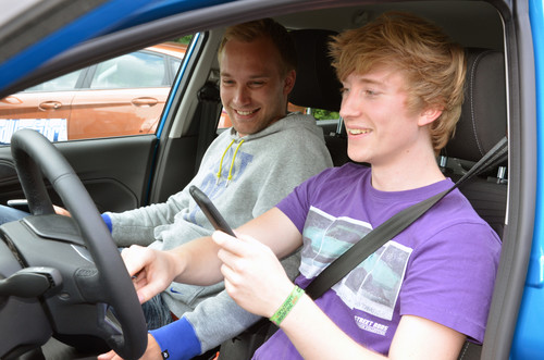 Ford geht beim Fahrtraining für junge Autofahrer auch auf die Ablenkung hinter dem Steuer ein.