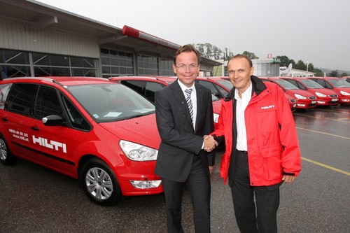Ford-Generaldirektor Steffen Knapp übergab 70 Galaxy an Hilt Geschäftsführer Dr. Manfred Gutternigg. 