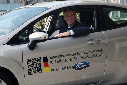 Ford macht Bundesfreiwillige mit einem Fiesta mobil. Wolfgang Kopplin, Verkaufsdirektor der Ford-Werke GmbH.