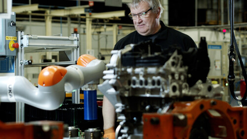 Ford-Mitarbeiter Dietmar Brauner mit seinem Kobot.