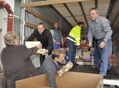 Ford-Mitarbeiter sammelten Weihnachtspakete für Kinder in Not.