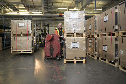 Ford-Mitarbeiter verpacken rund 100 Tonnen Hilfsgüter, die die Belegschaft für die Erdbebenopfer in der Türkei und Syrien gespendet hat.