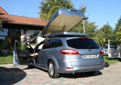 Ford Mondeo Tunier mit dem Rollstuhl in der Dachbox