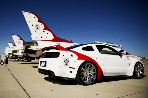 Ford Mustang GT „U.S. Air Force Thunderbirds Edition 2014”.