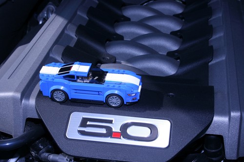 Ford Mustang GT von Lego auf dem Motor des Originals.