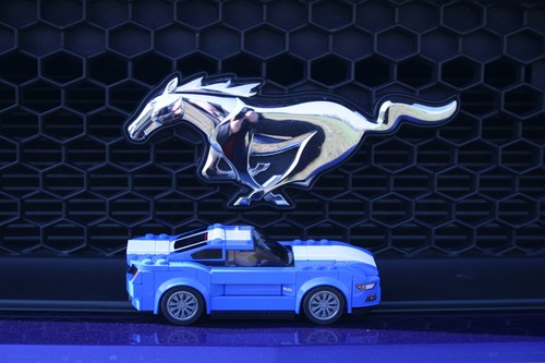 Ford Mustang GT von Lego vor dem Kühlergrill des Originals..