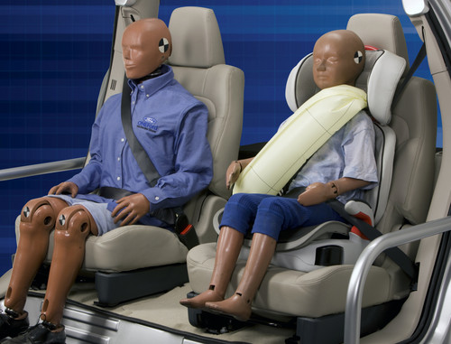 Ford präsentiert Fahrerassistenzsysteme: Kombination aus Sicherheitsgurt und Airbag für die hinten Sitzenden. Bei einem Unfall bläst sich der Gurt auf.