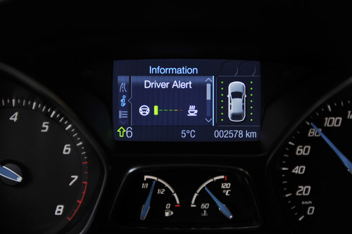 Ford präsentiert Fahrerassistenzsysteme: Zentrales Display im Focus zeigt das Auto in der Spur und den Fahrer fit. Außerdem ist die Auffahrwarnung eingeschaltet.