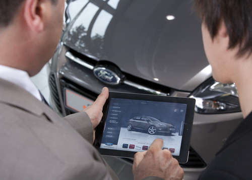 Ford setzt als erster Automobilhersteller iPads mit speziell entwickelter Anwendung in seinen Händlerbetrieben ein.