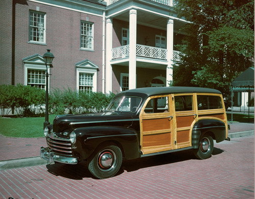 Ford Super-Deluxe Station Wagon (1946).
