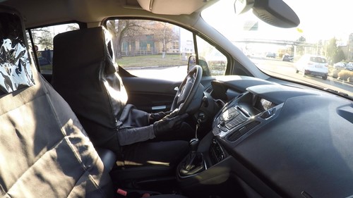 Ford-Test zur Kommunikation zwischen autonomen Autos und anderen Verkehrsteilnehmern: Der „Human Car“-Sitz tarnt den Fahrer im Transit Connect.