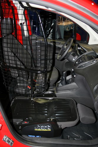 Ford Transit Courier mit Gittertrennwand und umgelegtem Beifahrersitz.