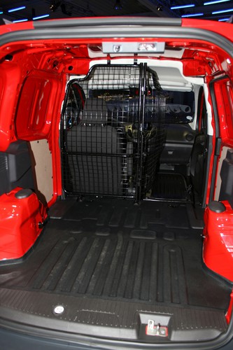 Ford Transit Courier mit Gittertrennwand und versenkbarem Beifahrersitz.