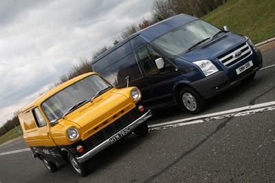 Ford Transit von 1965 und 2010.