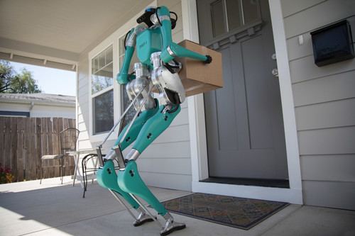 Ford und Agility Robotics erproben einen zweibeinigen Lieferroboter für autonom fahrende Autos.