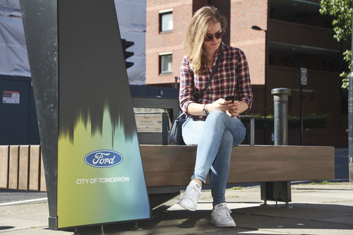 Ford und Strawberry Energy haben in London solarbetriebene Parkbänke aufgestellt, die das kostenlose Aufladen von mobilen Endgeräten und Internetzugang ermöglichen.
