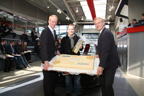 Ford-Verkaufsdirektor Wolfgang Kopplin übergab den Focus RS 500 in Anwesenheit von BCA-Geschäftsführer Peter Dietrich (rechts) an Jan A. Klein, Geschäftsführer des Ford- Autohauses Autopark Borken.