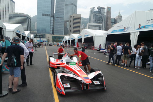 Formel E in Hongkong: Die Boxengasse - jedes Team ein Telt für die vier Rennautos.