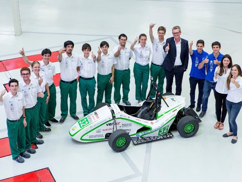 Formula Student: Einige spanische Teilnehmer mit Seat-Entwicklungsvorstand Matthias Rabe.