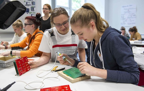 Forscherinnen-Camp 2016: Die Teilnehmerinnen stellten bei Audi beim Bau einer binären Uhr ihre praktischen Fähigkeiten unter Beweis. Unterstützt wurden sie dabei von Auszubildenden des Autoherstellers.
