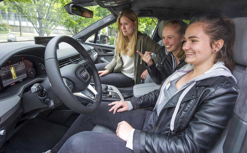 Forscherinnen-Camp 2016: Teilnehmerinnen lernen bei Audi Fahrerassistenzsysteme kennen.
