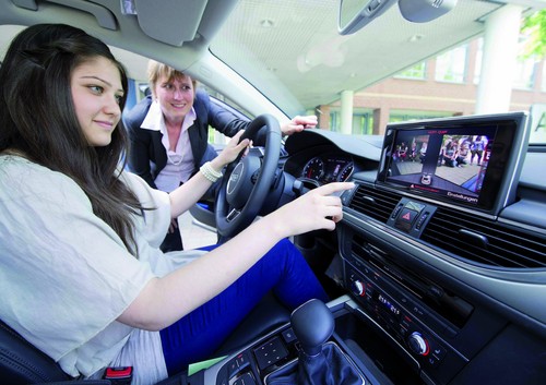 Forscherinnen-Camp: Audi-Ingenieurin Heike Nuber (rechts) erklärt Schülerin Damia Akyol aus Würzburg die Funktion des Fahrerassistenzsystems mit sechs eingebauten Kameras in einem Erprobungsfahrzeug, einem Audi A6 Allroad.