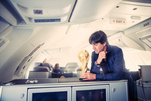 Foto der Ausstellung „One Night in Rio“: Der Bundestrainer mit dem WM-Pokal.