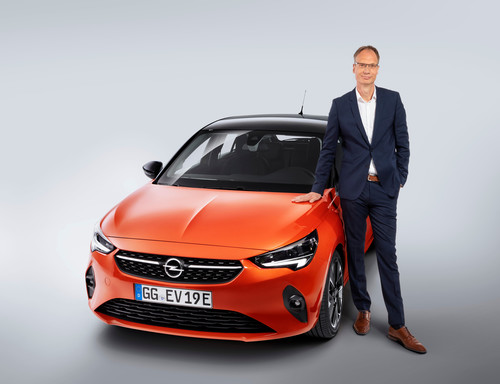 Foto der Woche: Opel-Chef Lohscheller und der e-Corsa.