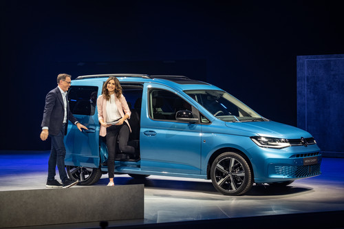 Foto der Woche: VWN-Chef Thomas Sedran mit Moderatorin Sarah Elßer bei der Premiere des VW Caddy. 