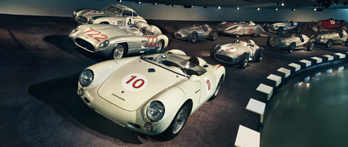 Fotomontage: Porsche 550 Spyder in der Rennkurve des Mercedes-Benz-Museums.