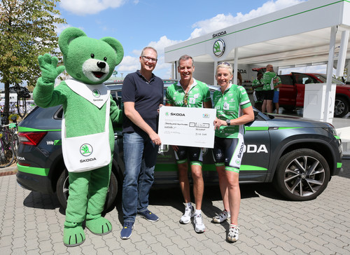 Frank Jürgens überreicht einen Spendenscheck in Höhe von 6908 Euro an Henry Maske und Petra Behle.